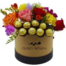 Caja pote con rosas flores de estacion y bombones de chocolate